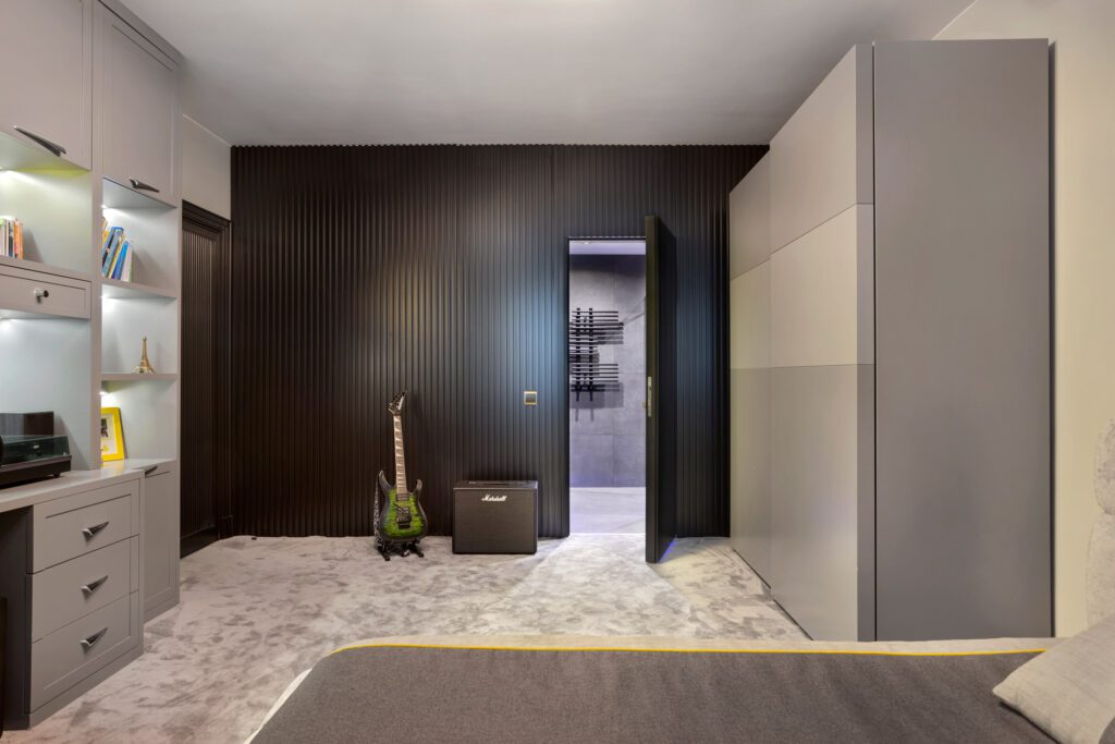 bedroom with storage and shalving